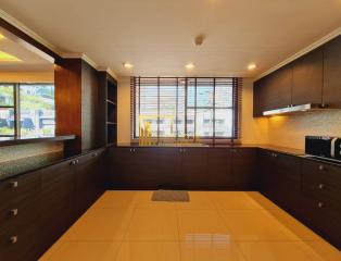 3 Bedroom Apartment in Phloenchit