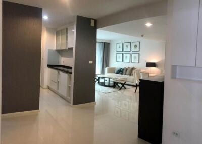 Pearl Residence  Cozy 3 Bedroom Condo Near Emporium Mall