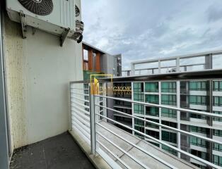 Le Luk Sky Walk  Bright 2 Bedroom Property For Rent in Phra Khanong