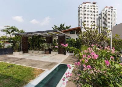Green Resort  Large 3 Bedroom Property Suitable For Spa in Thonglor