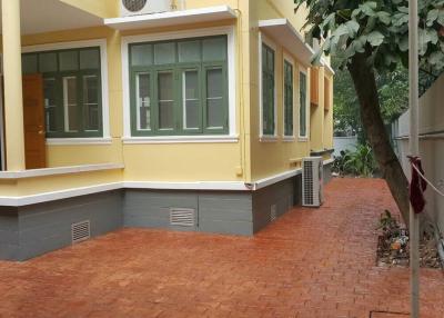 Enormous 3 Bedroom House With Private Garden in Asoke