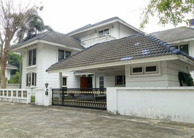 Spacious 4 Bedroom House For Rent in Thonglor