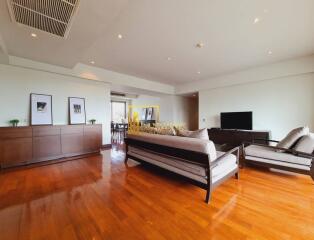 Spacious 3 Bedroom Apartment in Phloenchit