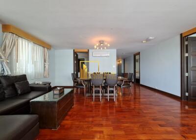 Spacious 3 Bedroom Apartment in Sukhumvit soi 4