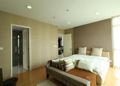 Nusasiri Grand Condo  Modern 3 Bedroom Condo Next to BTS Ekkamai