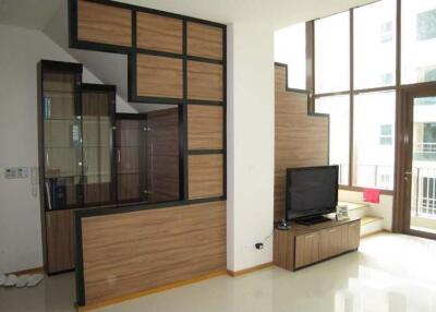 Emporio Place  Modern 1 Bedroom Duplex in Phrom Phong