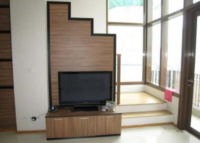 Emporio Place  Modern 1 Bedroom Duplex in Phrom Phong