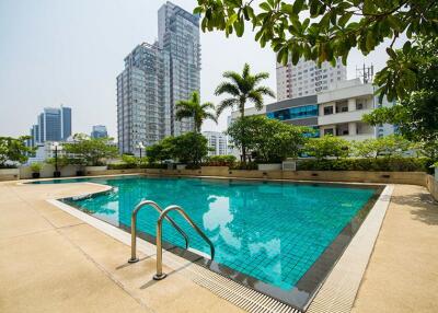 Spacious 2 Bedroom Apartment Phrom Phong