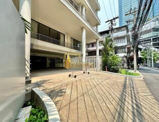 Large 3 Bedroom Apartment in Convenient Location