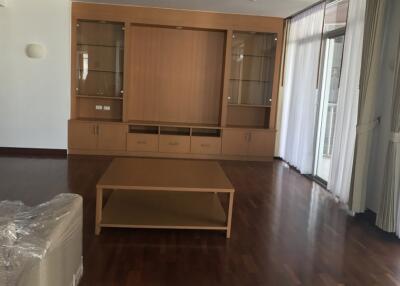 Very Spacious 2 Bedroom Pet Friendly Apartment in Asoke