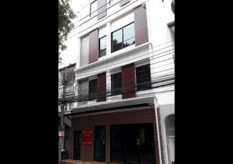 Spacious 8 Bedroom House in Phrom Phong