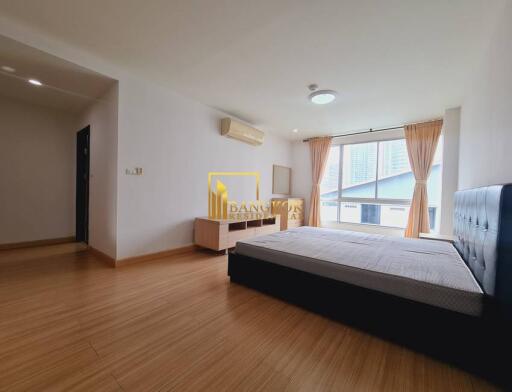 Renovated 2 Bedroom Apartment in Asoke