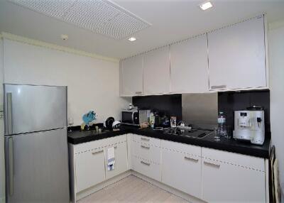 Preen  Modern 1 Bedroom Condo For Rent Near Phloenchit BTS