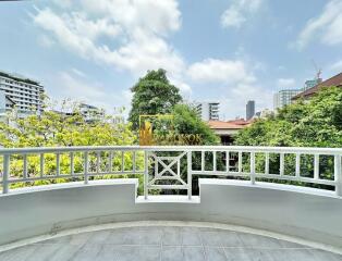 Very Spacious 4 Bedroom Apartment For Rent in Thonglor