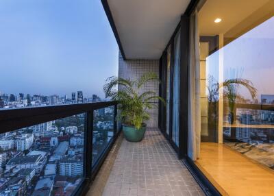 Superb 2 Bedroom Serviced Apartment Located Within Phrom Phong Em-District