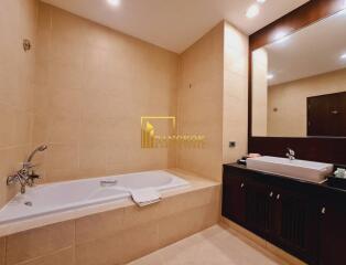 Large 1 Bedroom Serviced Apartment in Asoke Area