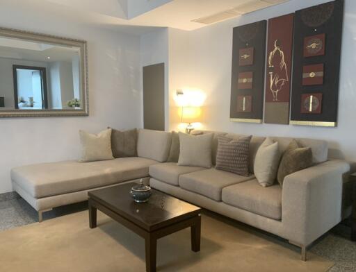 Spacious 1 Bedroom Serviced Apartment in Phra Khanong