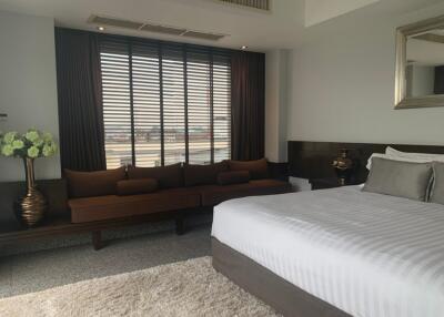 Spacious 1 Bedroom Serviced Apartment in Phra Khanong