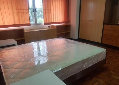 Spacious 2 Bedroom Apartment For Rent in Ekkamai