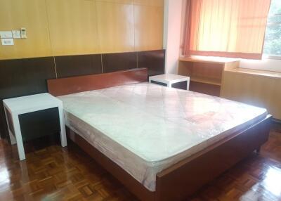 Spacious 2 Bedroom Apartment For Rent in Ekkamai