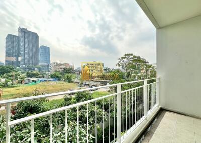 Pet Friendly 2 Bedroom Apartment For Rent Near MRT Khlong Toei