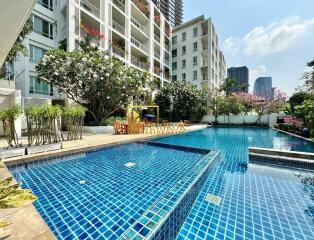 Pet Friendly 3 Bed Apartment For Rent Near MRT Khlong Toei