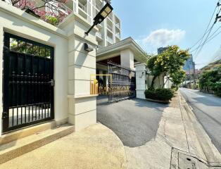 Pet Friendly 3 Bed Apartment For Rent Near MRT Khlong Toei