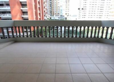 3 Bed Apartment For Rent in Chidlom BR20247AP