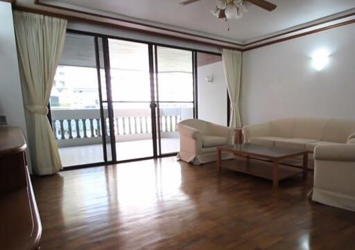 3 Bed Apartment For Rent in Chidlom BR20247AP