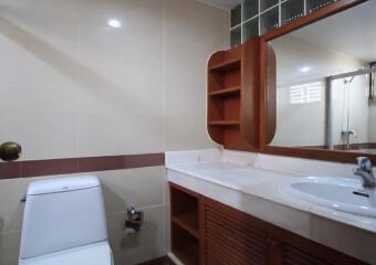 3 Bed Apartment For Rent in Chidlom BR20247AP