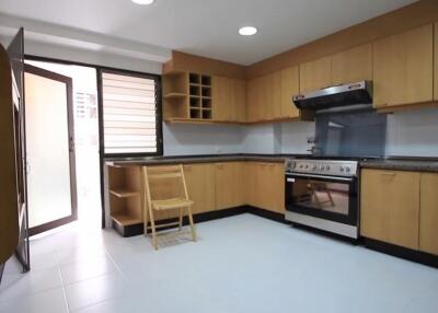 3 Bed Apartment For Rent in Chidlom BR20247AP