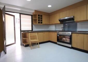 3 Bed Apartment For Rent in Chidlom BR20247AP