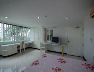 Oriental Towers  Very Spacious 4 Bedroom Ekkamai Property