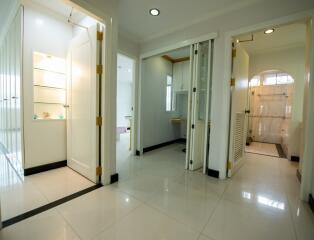 Oriental Towers  Very Spacious 4 Bedroom Ekkamai Property