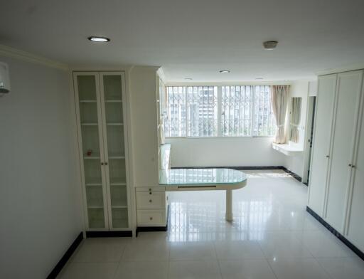 Oriental Towers  Very Spacious 4 Bedroom Ekkamai Property