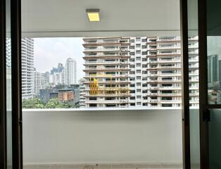 Spacious 3 Bedroom Apartment With Lake View