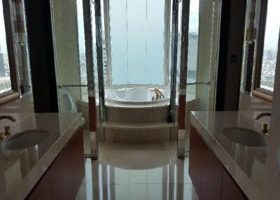 3 Bed Condo For Rent in Sathorn BR11279CD