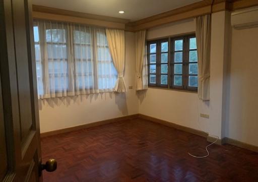 3 Bedroom House For Rent in On Nut