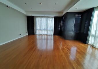 4 Bedroom Condo in Belgravia Residences Phrom Phong