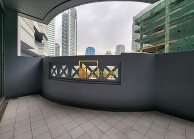 Renovated 3 Bedroom Asoke Apartment