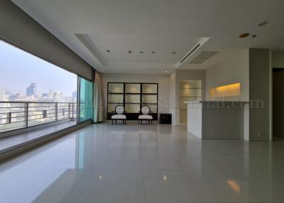 4 Bedroom Duplex Apartment For Rent in Ploenchit