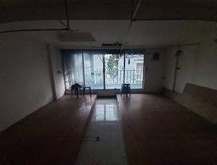 Commercial Unit in Chidlom For Rent