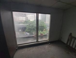 Commercial Unit in Chidlom For Rent