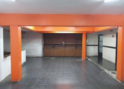 Commercial Unit in Chidlom For Rent