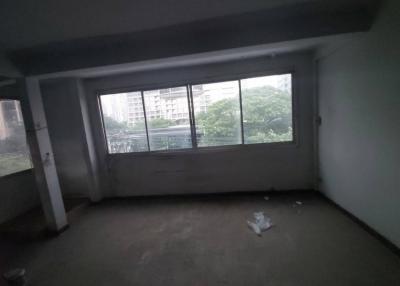 Commercial Unit in Chidlom For Rent