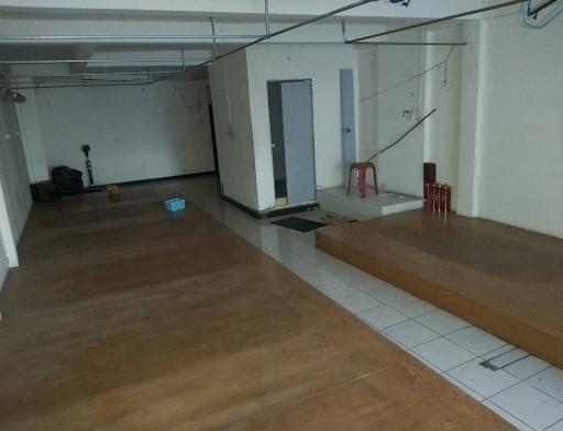 Commercial Unit in Chidlom For Rent