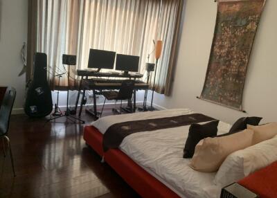 2 Bedroom For Sale in Manhattan Chidlom