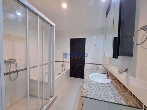 2 Bedrooms Condo in Platinum Suites Jomtien C010009