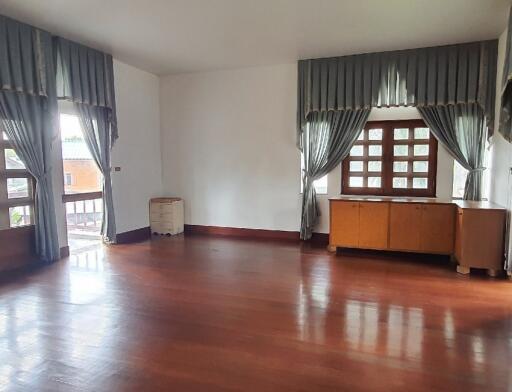 4 Bedroom House For Sale in Pattanakarn