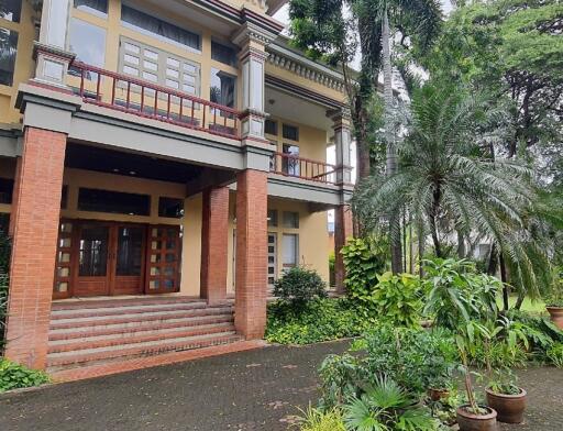 4 Bedroom House For Sale in Pattanakarn